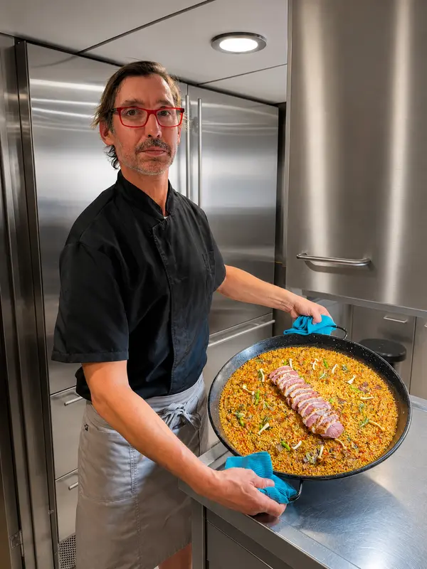Alvaro Pou con arroz de marisco