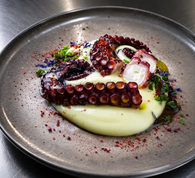 Pulpo sobre pur&eacute;a